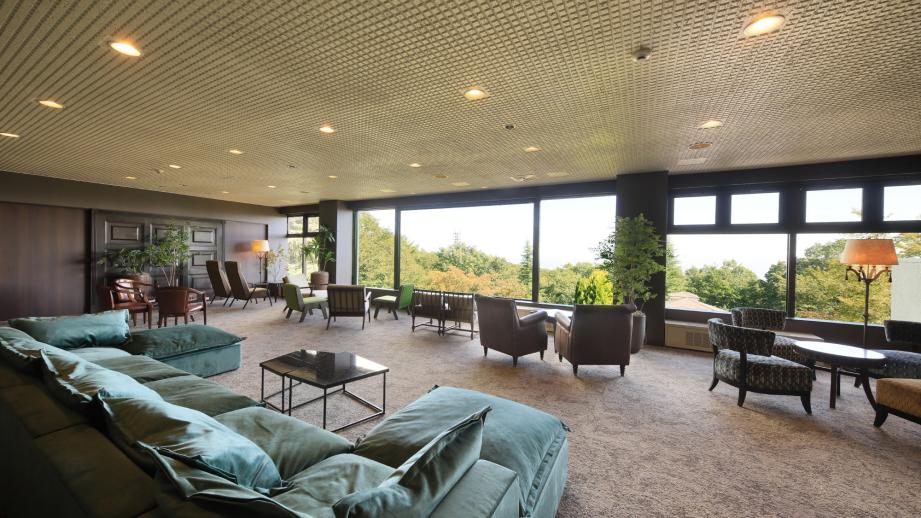 レコードが流れる中、読書やお酒などを楽しめるラウンジ