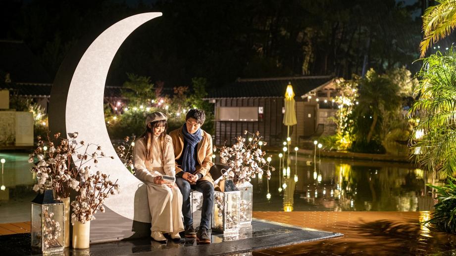 撮影スポットとなる三日月型のオブジェ