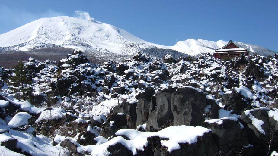 4年ぶりの冬季営業！群馬嬬恋「鬼押出し園」で白と黒の絶景コントラストを