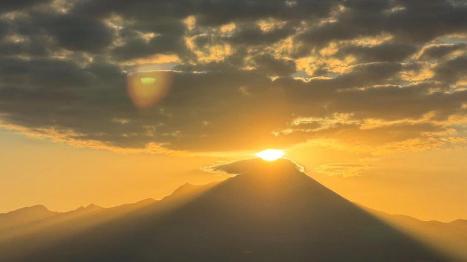 年に 2 回だけ見られる絶景。鳥取県・米子城天守からみる「ダイヤモンド大山」