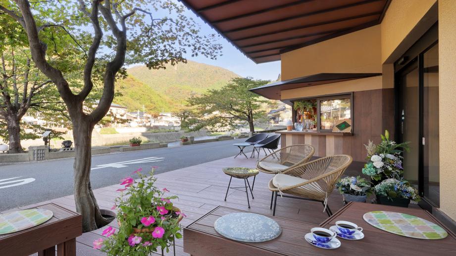 のどかな風景を楽しめるサジカフェのテラス席