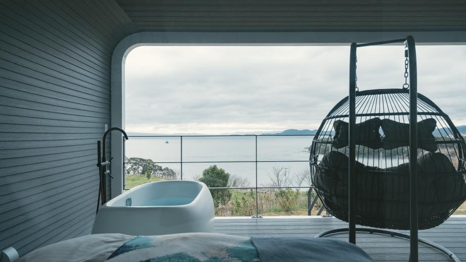 長崎佐世保・海一望の丘に風を感じるテラス付きグランピングサイトが誕生