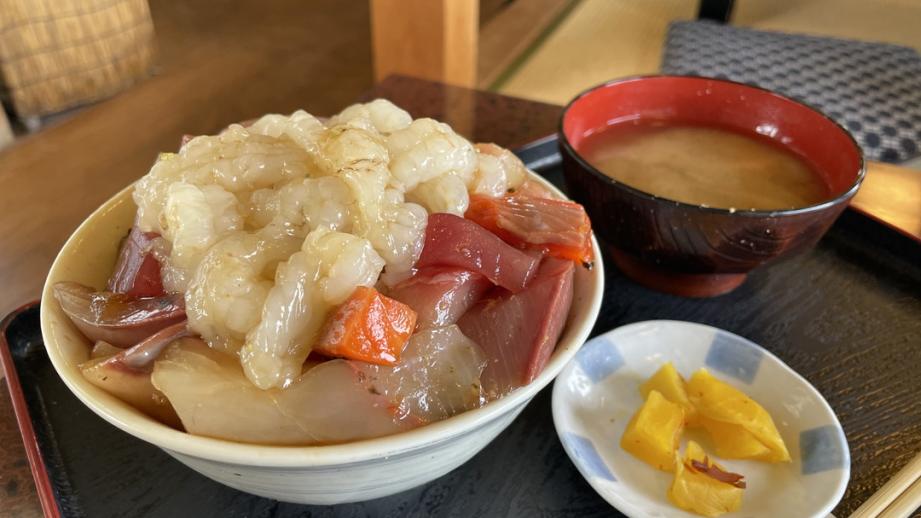 幻のエビ「もさえび」が盛られた海鮮丼！ボリューム満点の海鮮丼が味わえる行列のできる食堂｜鳥取県琴浦町