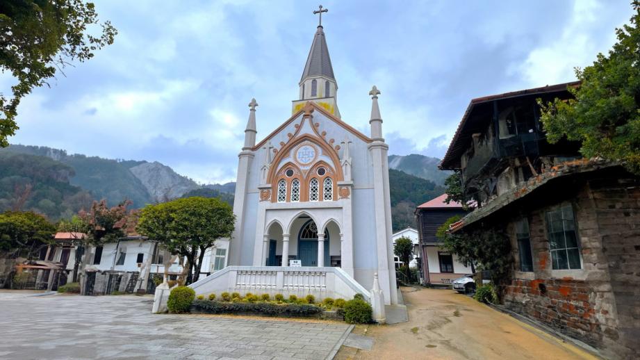 山陰の小京都を90分で巡るお手軽ツアー！畳のある教会やハート模様の巨大な鯉も｜島根県津和野町