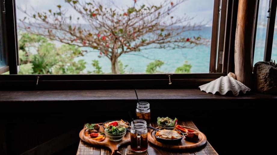 海岸沿いの絶景カフェ＆バー「seaside-cafe BlueTrip （シーサイドカフェ ブルートリップ）」（名護市）
