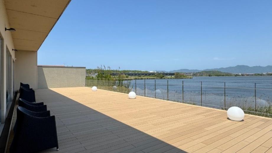 広いデッキから神西湖を一望できる「風のテラス」を新設