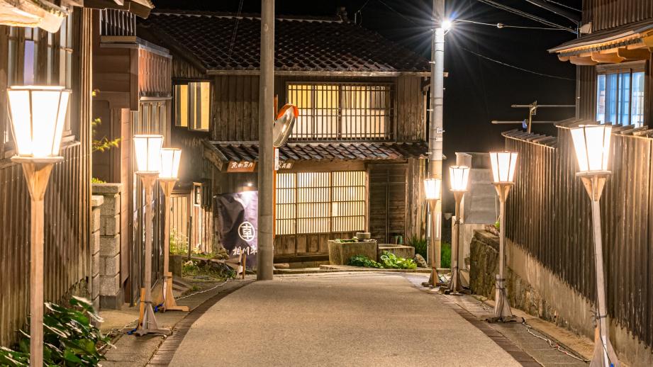 「NIPPONIA 佐渡相川 金山町」がある佐渡相川の町並み