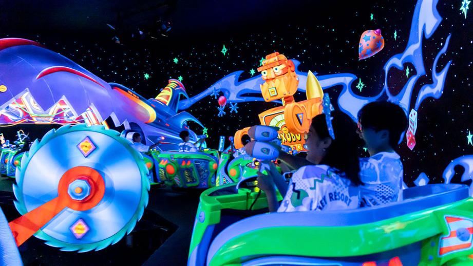 バズ・ライトイヤーのアストロブラスター“コンプリート・ザ・ミッション！”