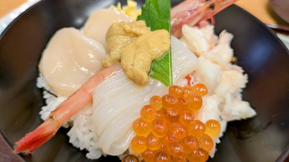 函館朝市のめぐり方！人気の海鮮丼にイカ釣り体験、食べ歩きやお土産情報も