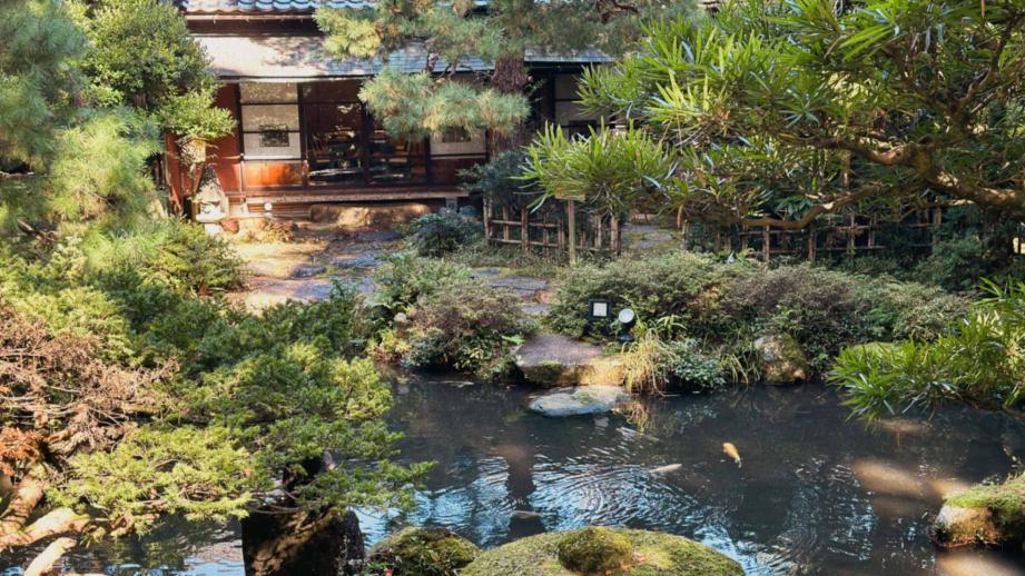 【台湾出身編集者kumaの金沢散歩】400年の歴史を誇る『玉泉園』にある金沢最古の茶室『灑雪亭』での茶道体験を見学