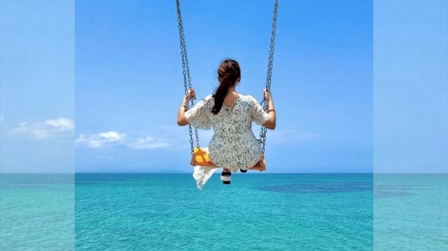 【沖縄】海の上を飛ぶ気分に！？ ”あざまサンサンビーチ”に海辺のブランコが登場！（南城市）