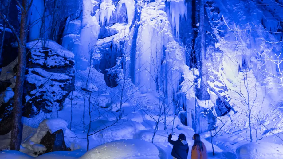 幻想的な氷瀑や花火も！冬の奥入瀬観光は便利な「十和田湖アクセスバス」で