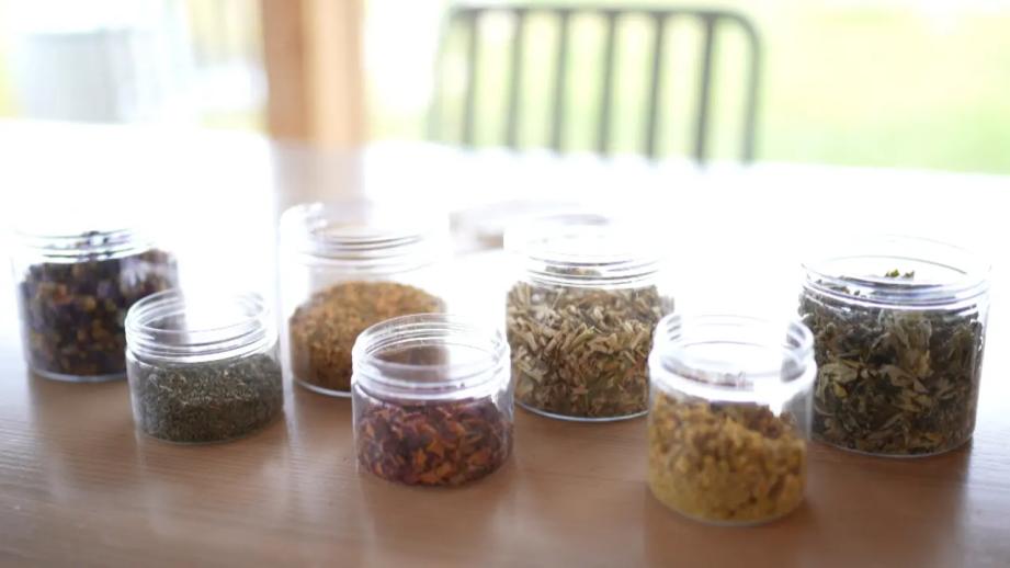 自然豊かな北アルプス麓のハーブ園でアロマバスソルト作り体験【ヘルジアン・ウッドThe Workshop】