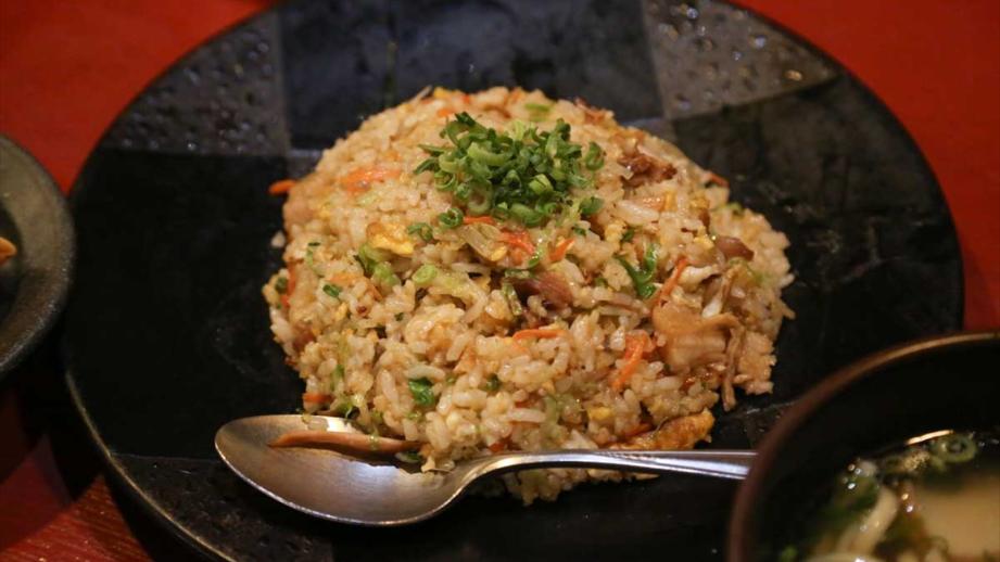 沖縄料理店で炒飯？！沖縄の伝統と現代のアレンジが融合「島唄と地料理 とぅばらーま」（那覇市）