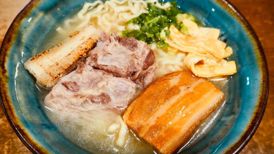 【沖縄】「こってり」or「あっさり」2種を選べて12時間かけて取ったダシが絶品！「おきなわそば ヨネハマ」（宜野湾市）