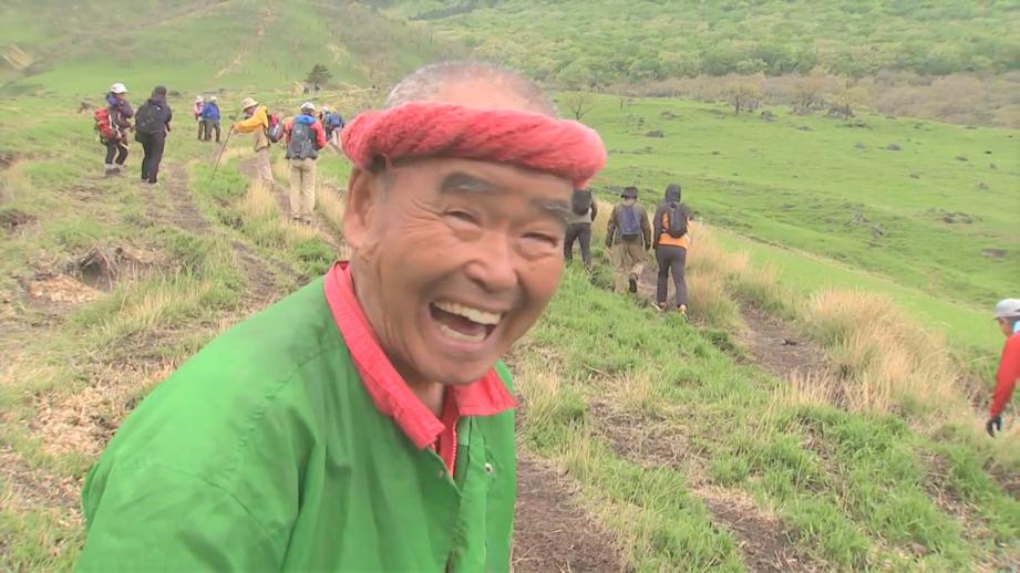 由布岳で山開き 尾畠さんが登山者に杖をプレゼント
