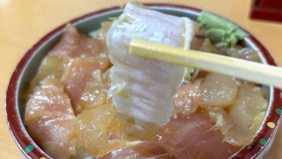 朝5時30 分から行列も…漁師も通う新湊漁港そばの海鮮グルメ【きときと食堂】