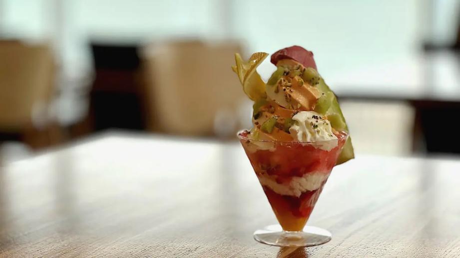 紺青の日本海を見わたす絶景カフェ【今日もかえりたい。】朝日町ヒスイ海岸で味わう完熟メロンの贅沢スイーツ