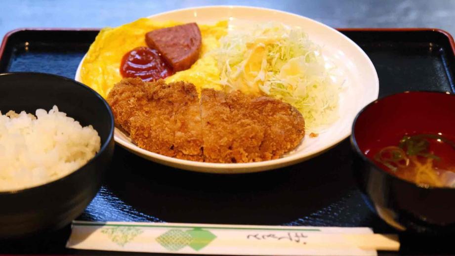 低価格でボリューミーな“沖縄食堂文化”を堪能！「沖縄家庭料理の店 ケンミン食堂」（那覇空港グルメ）
