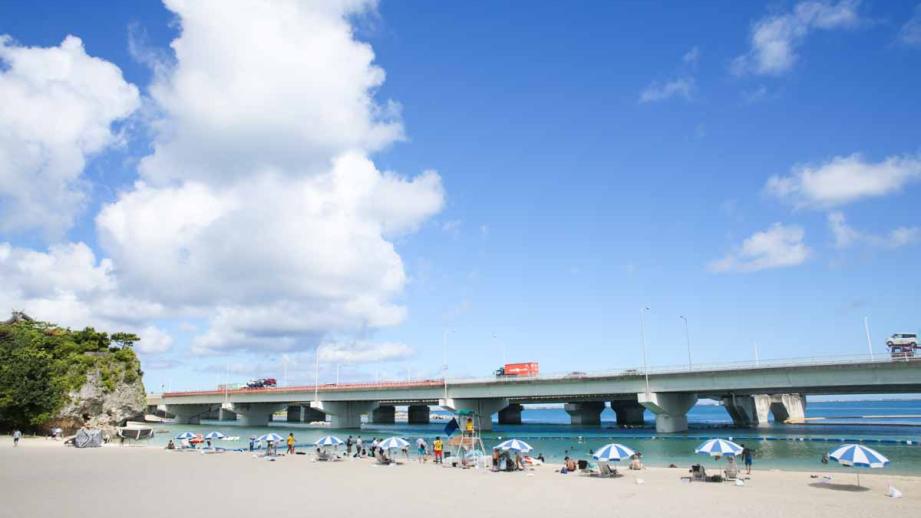都会のまんなかにエメラルド！那覇市街からすぐ行けるオアシス「波の上ビーチ」を徹底解剖（那覇市）