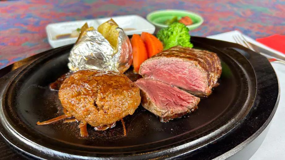 おわらの調べ響く 八尾ののどかな田園で本格ステーキ【ステーキ胡弓】牛 100％の自家製ハンバーグとセットのランチも