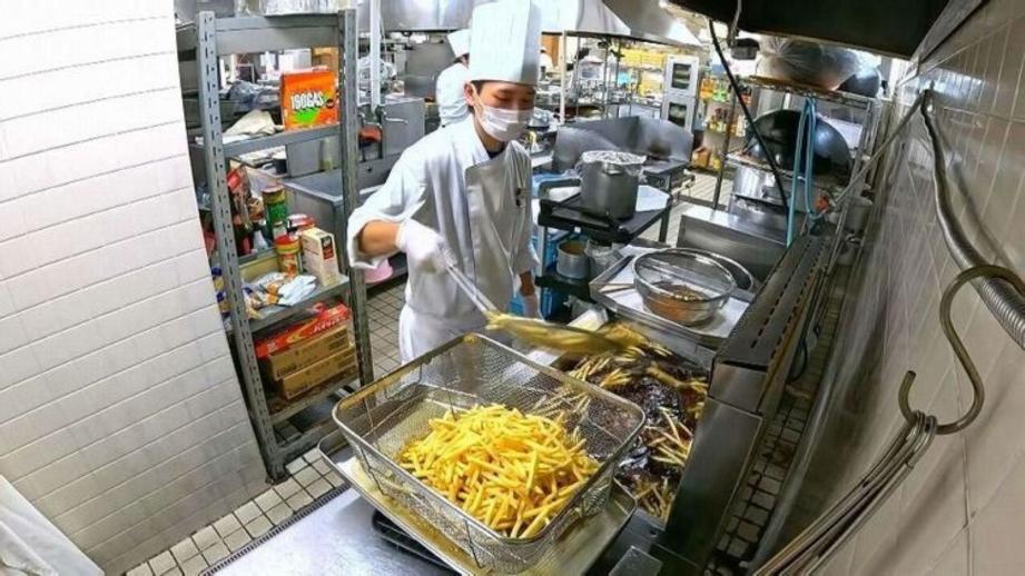 ボウルひとつに100人分のポテト！北海道の人気温泉ホテルでディナーバイキングの裏側へ