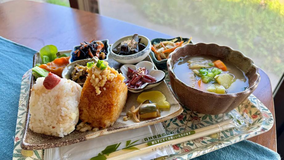 田舎のおばあちゃん家に来たみたい 田んぼの中の古民家カフェでおにぎりランチ【sowaka】赤ちゃんからお年寄りまでほっこり団らん