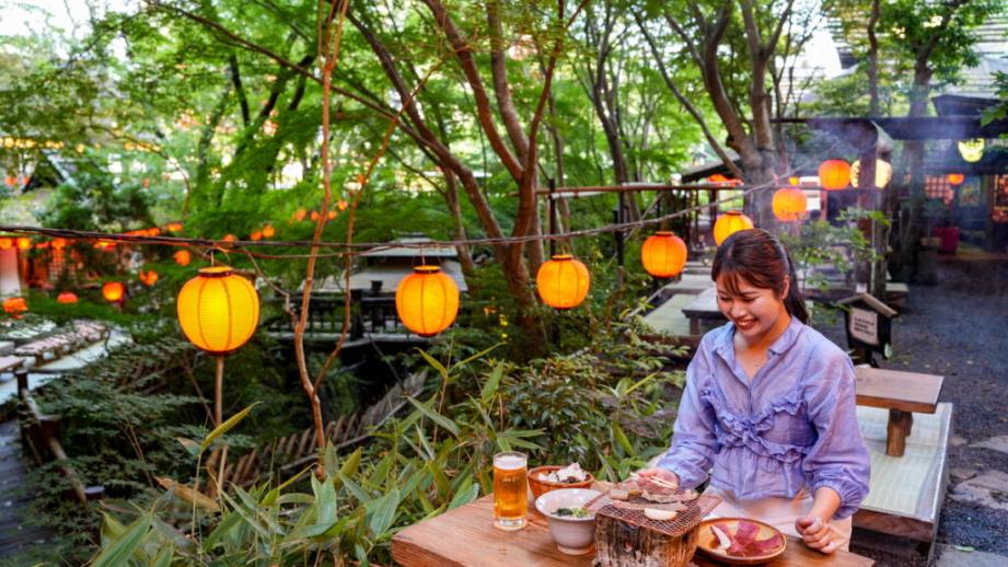 山の中に突如現れる異空間！山賊になった気分で豪快料理が味わえる名物スポット「いろり山賊」｜山口県岩国市