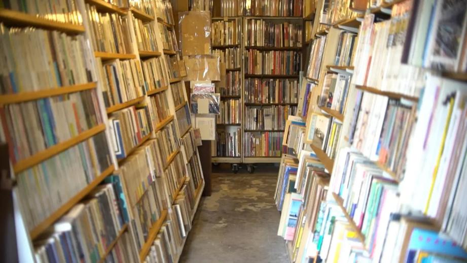 古いものに、新しく出会う。旧街道の風情漂う滑川瀬羽町のシンボル的古書店「古本いるふ」