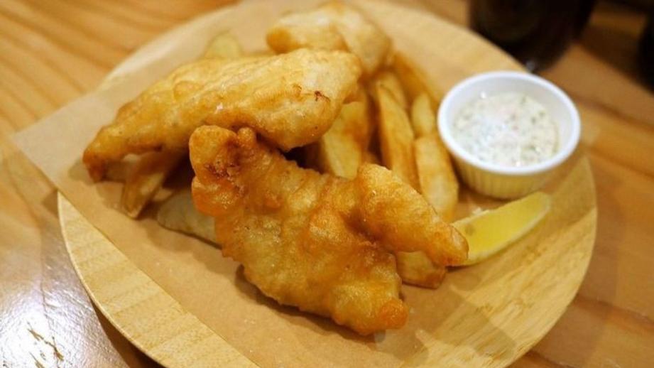 味の秘訣は衣にビール！？絶品フィッシュ＆チップスが楽しめるカウンターのお店【札幌・北18条駅新店】