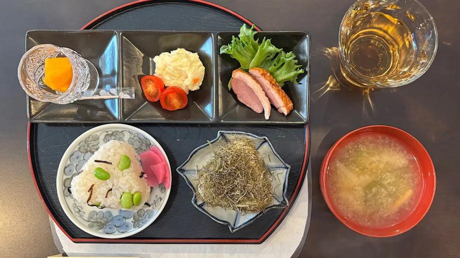 高岡まちなかでワンコイン朝ごはん【MANALANI Cafe】富山米おにぎり2個・味噌汁・ひとくち惣菜2品が500円