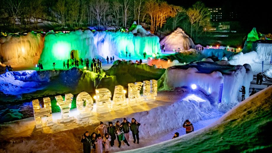 「層雲峡温泉 氷瀑まつり」会場の様子