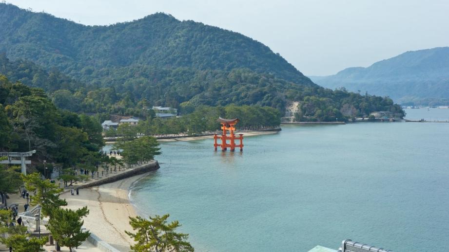 幻想的な厳島神社を一望。老舗宿「錦水館」で、地元の美味と温泉を堪能する大人の贅沢旅