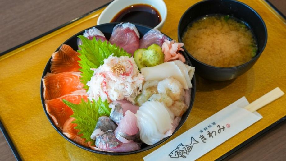鳥取の冬の味覚「カニ」たっぷりの海鮮丼をリーズナブルに楽しめる道の駅レストラン