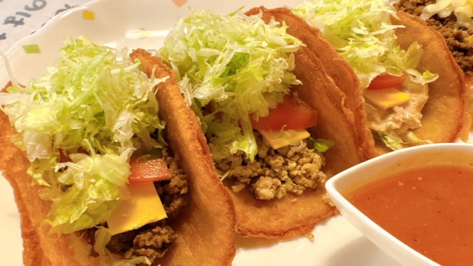 王道まさにここにあり！半世紀以上にわたり世代を越えて愛される老舗、元祖沖縄タコス「チャーリー多幸寿（タコス）」（沖縄市）