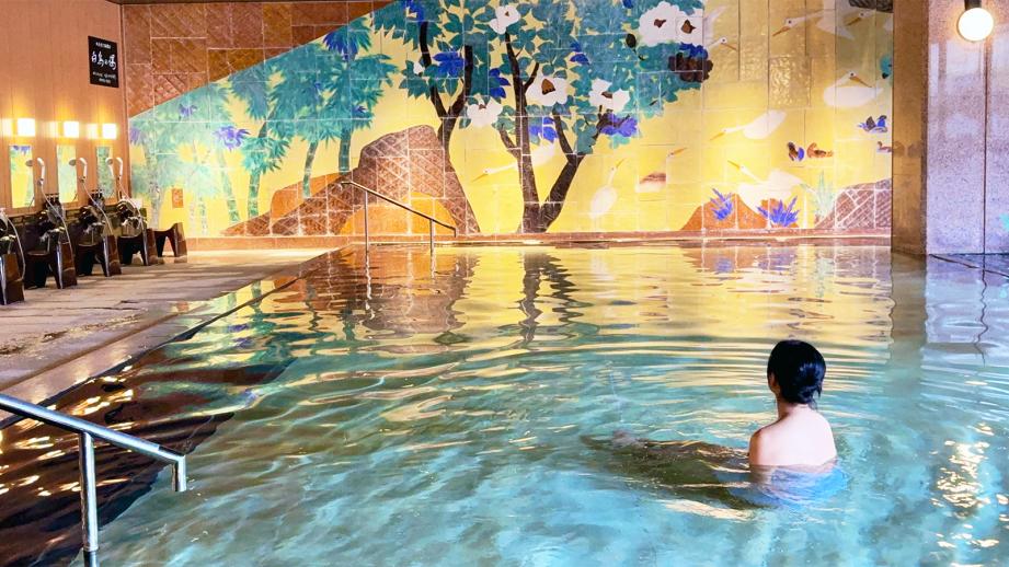 九谷焼の大陶壁に息をのむ。加賀の美食温泉宿「満天ノ 辻のや」で過ごす幸せな温泉ステイ