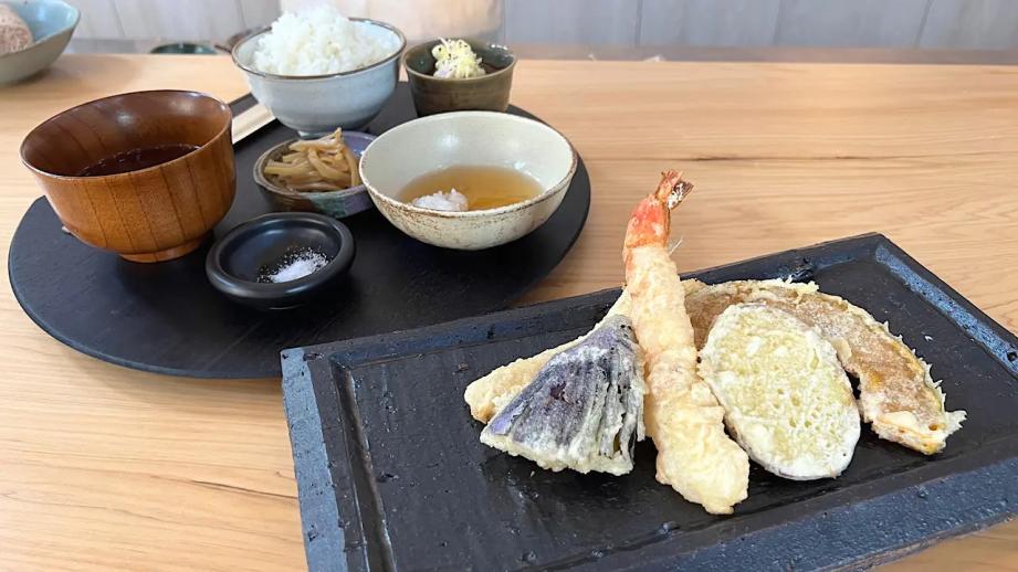 築100年のレトロ建築で、揚げたてを 1 品ずつ。南砺・井波【かすがい】本格天ぷらランチが1000円台