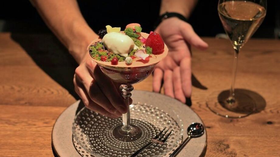 バーカウンターで甘いひとときを／大人のためのパフェ専門店「parfait&amp;bar PETTEGOLA」