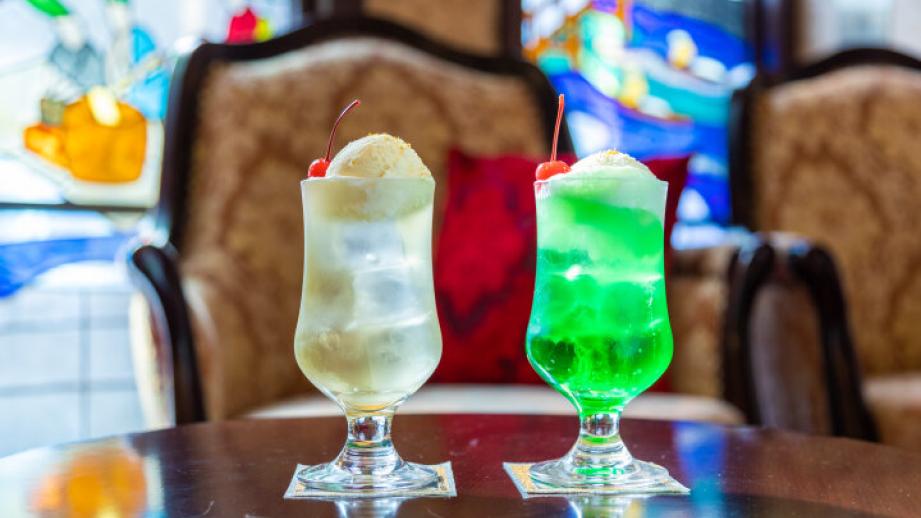 芸術的なステンドグラスが美しい金沢の老舗ホテル内にあるロビーラウンジ「パルティ」