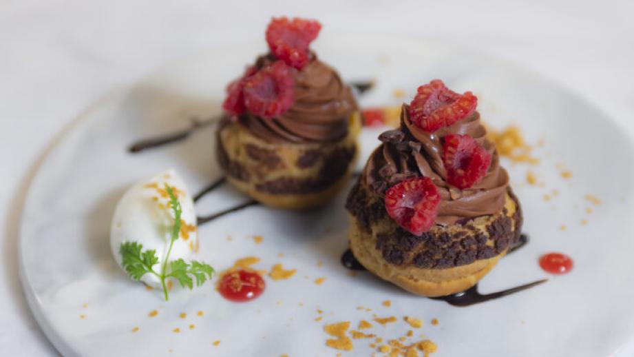 ケーキみたいなシュークリームを生み出す、大阪・梅田のシュークリーム専門店「5/5」が話題