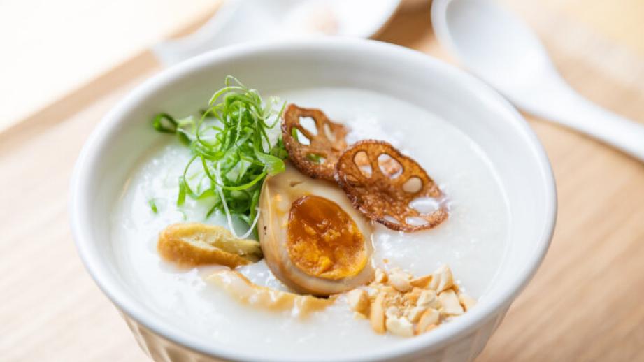 京都で80年続くおばんざいの店が手掛けた、お粥の専門店「富小路粥店」で朝食を