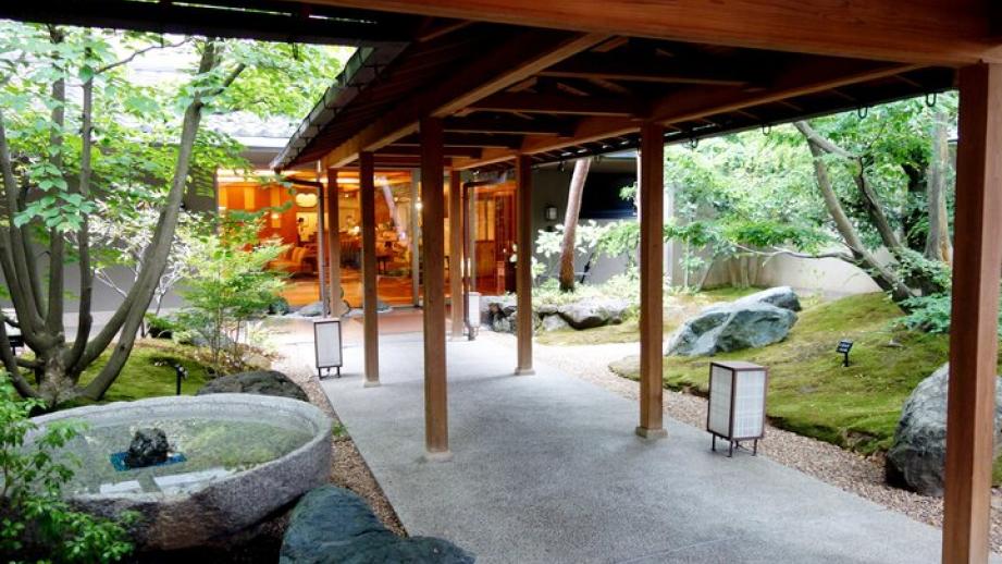 文人たちが愛した湖畔の宿。城下町・松江を代表する老舗旅館「皆美館」でノスタルジックな時間を過ごす