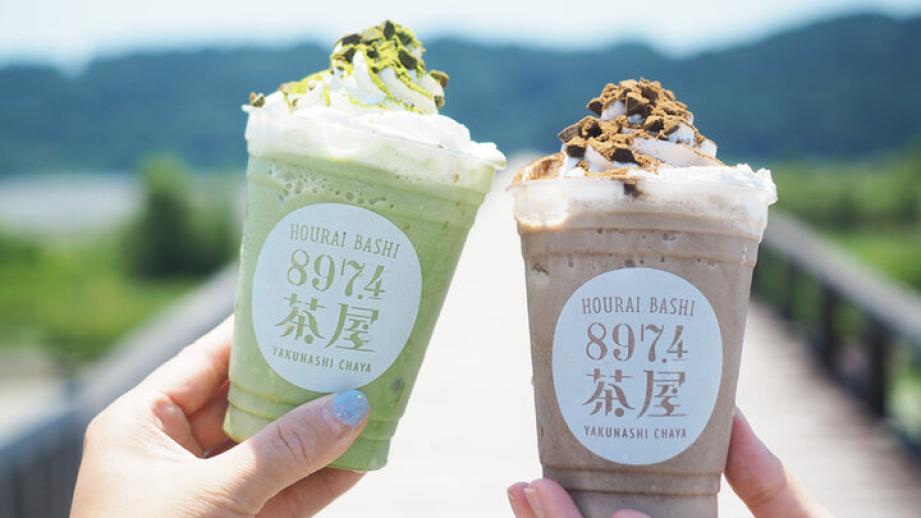 世界一長い木の橋を眺めながらほっと一息♪ 見た目もかわいいお茶スイーツが楽しめる「蓬莱橋897.4茶屋」