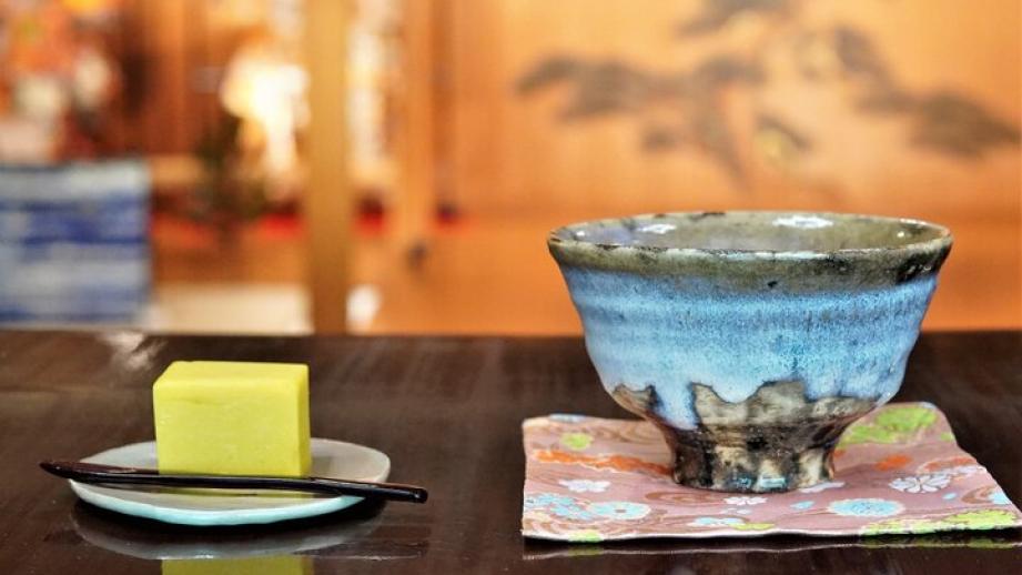 能の舞が披露されるヒノキの舞台を眺めてホッと一息つく和カフェ♪鎌倉「能舞台茶寮 神楽」