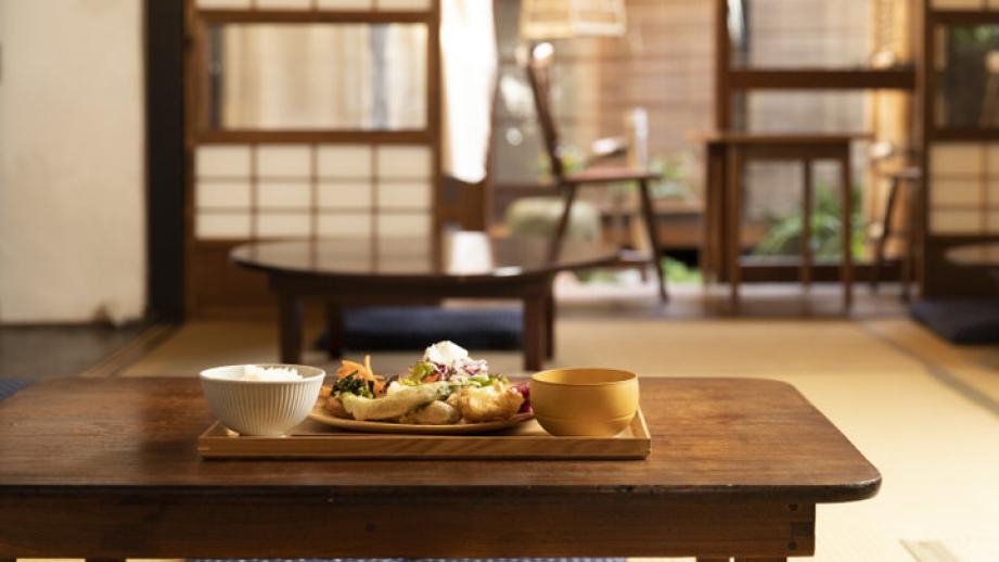 季節の野菜たっぷりの新感覚おばんざいプレートが楽しめる♪ 京都・五条の町家レストラン「食と森」