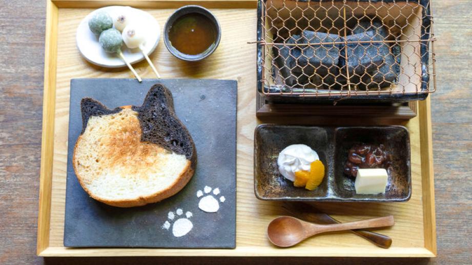 京都「eXcafe 祇園新橋」限定モーニング♪ 猫の形のパンを七輪でトーストして召し上がれ