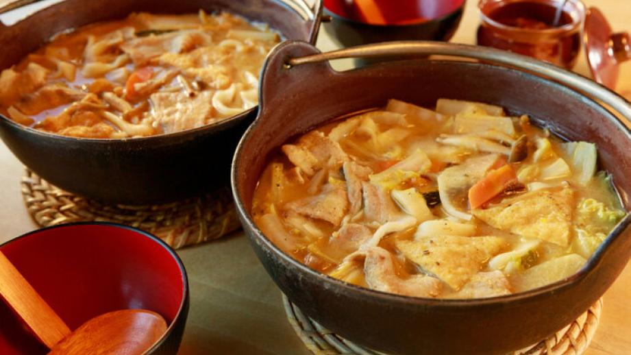 河口湖近くの「ほうとう蔵 歩成 河口湖店」で、富士山を眺めながら味わうご当地グルメ