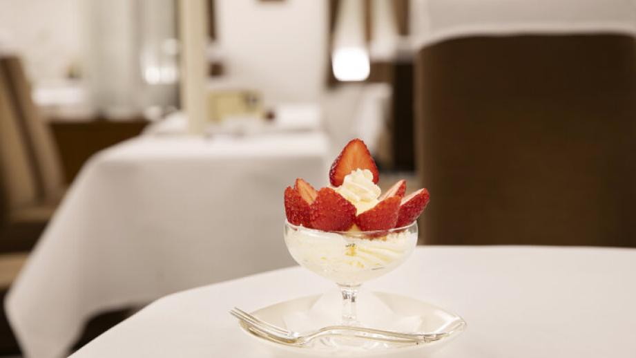 歴史あるクラシカルな喫茶室・銀座ウエストで伝統の生ケーキをいただく