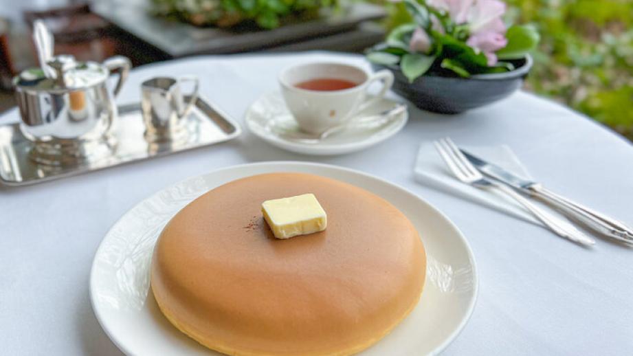 美しい狐色のホットケーキを自然あふれるお庭で「ウエスト 青山ガーデン」