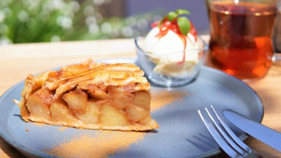 江の島の頂上で見つけた♪シナモン香るゴロゴロリンゴのアップルパイ「UMIYAMA DO 」